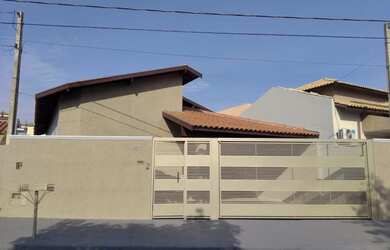 Imagem: A casa possui 2 Dormitórios, 2 Banheiros e 1 Vaga na garagem