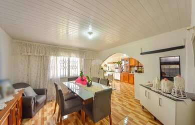 Imagem: A casa possui 2 Dormitórios, 1 Banheiro, 2 Vagas na garagem