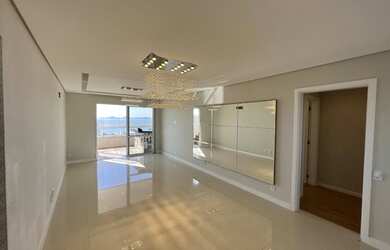 Imagem 2: Cobertura com piscina privativa e vista mar localizada no bairro Estreito