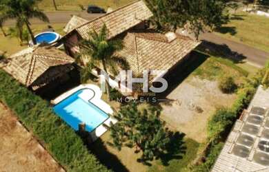 Imagem: A casa possui 4 Dormitórios, 4 Banheiros, 5 Vagas na garagem