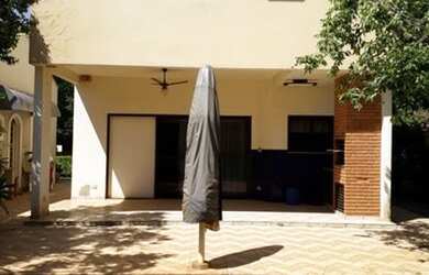 Imagem: A casa possui 3 Dormitórios, 1 Banheiro, 2 Vagas na garagem