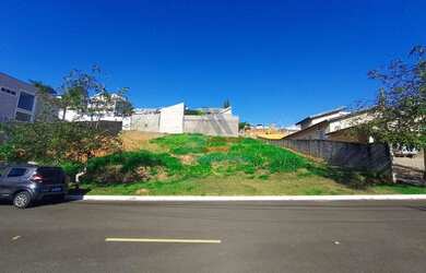 Imagem: O terreno possui 600m² de Área e está localizado em Taboão