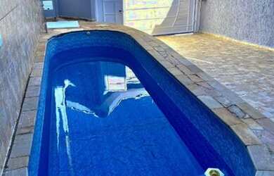 Imagem: A casa possui 3 Dormitórios, 1 Banheiro, 2 Vagas na garagem