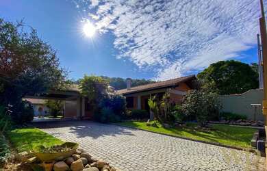 Imagem: A casa possui 5 Dormitórios, 3 Banheiros, 5 Vagas na garagem