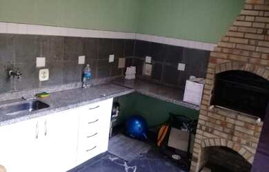 Imagem: A casa possui 4 Dormitórios, 2 Banheiros, 3 Vagas na garagem