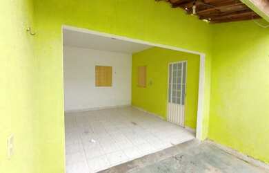 Imagem: A casa possui 3 Dormitórios, 2 Banheiros, 1 Vaga na garagem