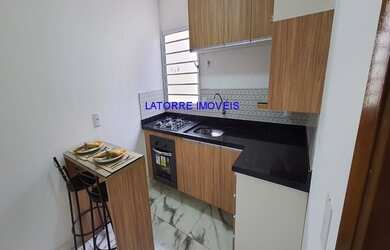 Imagem: A casa possui 2 Dormitórios, 1 Banheiro, 1 Vaga na garagem