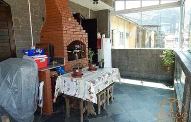 Imagem: A casa possui 3 Dormitórios, 2 Banheiros, 1 Vaga na garagem