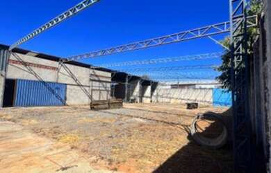 Imagem: O depósito possui 5 Vagas na garagem e 1100m² de Área e está