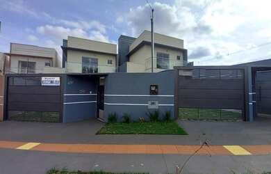 Imagem: A casa possui 3 Dormitórios, 4 Banheiros, 2 Vagas na garagem