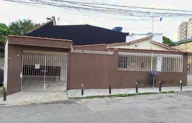 Imagem: A casa possui 3 Dormitórios, 2 Vagas na garagem, 181m² de