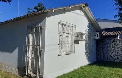 Imagem: A casa possui 2 Dormitórios, 2 Banheiros, 2 Vagas na garagem