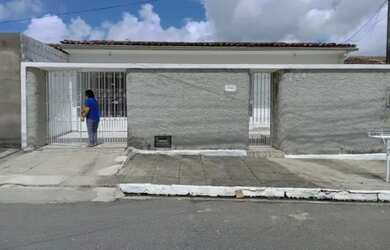 Imagem: A casa possui 3 Dormitórios, 2 Banheiros, 2 Vagas na garagem