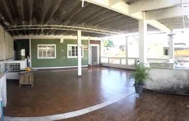 Imagem: A casa possui 3 Dormitórios, 2 Banheiros, 1 Vaga na garagem