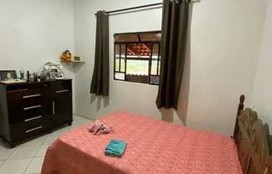 Imagem: A casa possui 3 Dormitórios, 2 Banheiros, 5 Vagas na garagem