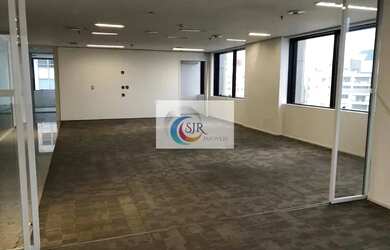 Imagem: O depósito possui 5 Vagas na garagem, 218m² de Área e está