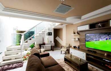 Imagem: A casa possui 3 Dormitórios, 4 Banheiros, 2 Vagas na garagem