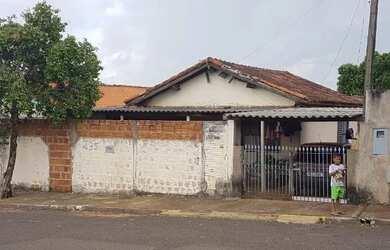 Imagem: A casa possui 2 Dormitórios, 1 Banheiro e está localizado