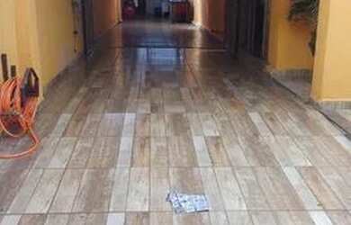 Imagem: A casa possui 3 Dormitórios, 2 Banheiros, 5 Vagas na garagem