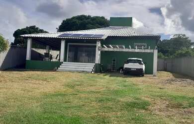 Imagem: A casa possui 3 Dormitórios e 5 Vagas na garagem e está localizado