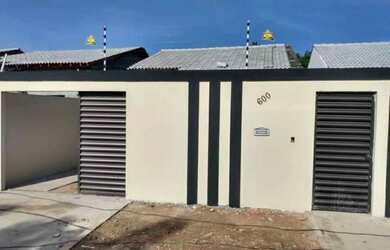 Imagem: A casa possui 2 Dormitórios, 2 Banheiros, 2 Vagas na garagem