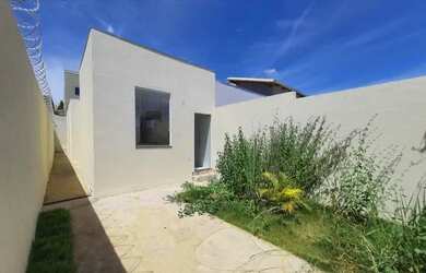 Imagem: A casa possui 3 Dormitórios, 1 Banheiro, 1 Vaga na garagem