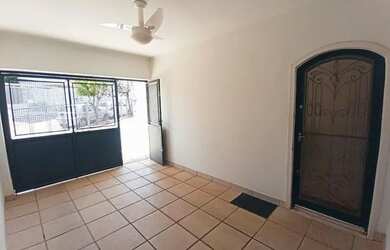 Imagem: A casa possui 2 Dormitórios, 2 Banheiros, 4 Vagas na garagem