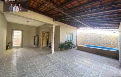 Imagem: A casa possui 4 Dormitórios, 2 Banheiros, 3 Vagas na garagem