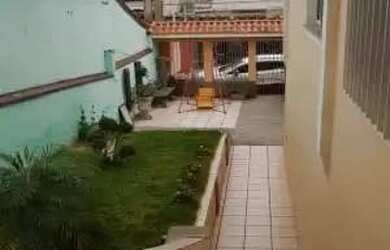 Imagem: A casa possui 3 Dormitórios, 4 Banheiros, 4 Vagas na garagem