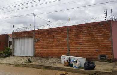Imagem: A casa possui 2 Dormitórios, 1 Banheiro, 4 Vagas na garagem