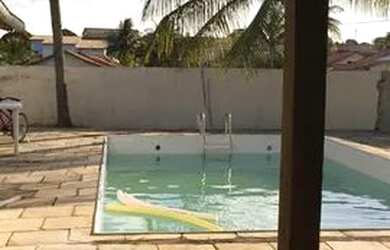 Imagem: A casa possui 3 Dormitórios, 2 Banheiros, 2 Vagas na garagem