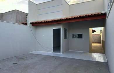 Imagem: A casa possui 3 Dormitórios, 1 Banheiro, 1 Vaga na garagem