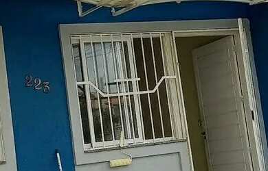 Imagem: A casa possui 2 Dormitórios, 1 Banheiro, 1 Vaga na garagem