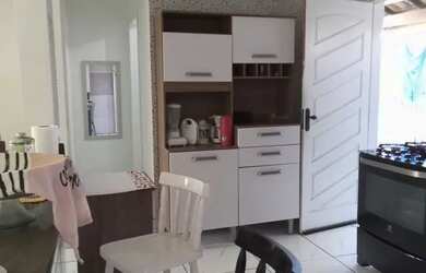 Imagem: A casa possui 2 Dormitórios, 2 Banheiros, 2 Vagas na garagem