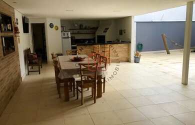 Imagem: A casa possui 3 Dormitórios, 2 Banheiros, 3 Vagas na garagem