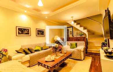 Imagem: A casa possui 4 Dormitórios, 4 Banheiros, 2 Vagas na garagem