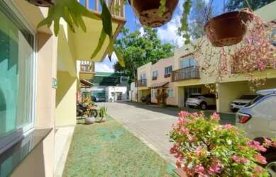 Imagem: A casa possui 3 Dormitórios, 2 Banheiros, 2 Vagas na garagem