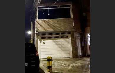 Imagem: A casa possui 3 Dormitórios, 3 Banheiros, 1 Vaga na garagem