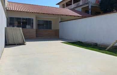 Imagem: A casa possui 2 Dormitórios, 2 Banheiros, 2 Vagas na garagem