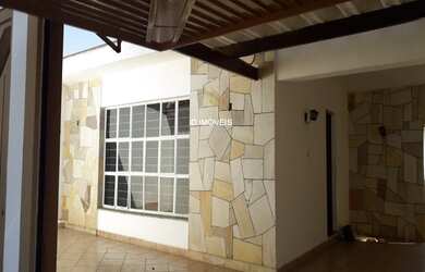 Imagem: A casa possui 3 Dormitórios, 3 Banheiros, 5 Vagas na garagem