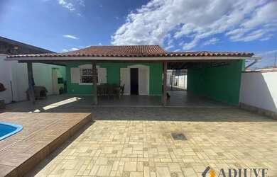 Imagem: A casa possui 3 Dormitórios, 1 Banheiro, 4 Vagas na garagem