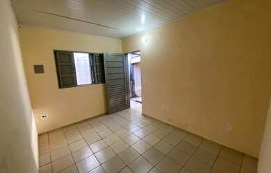 Imagem: A casa possui 2 Dormitórios, 1 Banheiro, 1 Vaga na garagem
