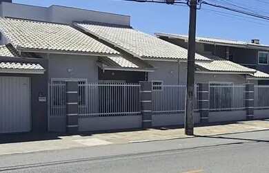 Imagem: A casa possui 4 Dormitórios, 3 Banheiros, 2 Vagas na garagem