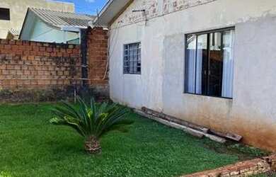 Imagem: A casa possui 4 Dormitórios, 2 Banheiros, 3 Vagas na garagem