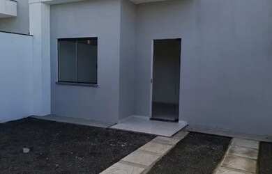 Imagem: A casa possui 3 Dormitórios, 2 Banheiros, 2 Vagas na garagem