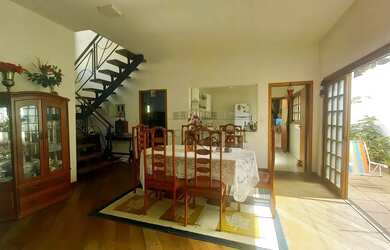 Imagem: A casa possui 4 Dormitórios, 4 Banheiros, 5 Vagas na garagem