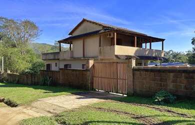 Imagem: A casa possui 3 Dormitórios, 2 Banheiros, 3 Vagas na garagem