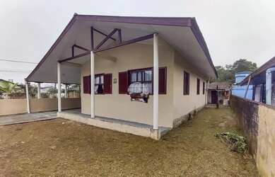 Imagem: A casa possui 3 Dormitórios, 2 Banheiros, 3 Vagas na garagem