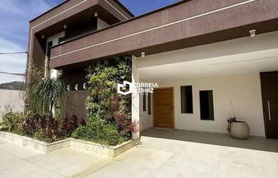 Imagem: A casa possui 4 Dormitórios, 5 Banheiros, 2 Vagas na garagem