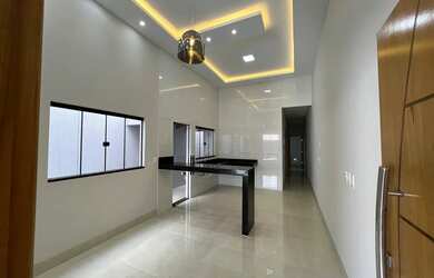 Imagem: A casa possui 3 Dormitórios, 2 Banheiros, 2 Vagas na garagem